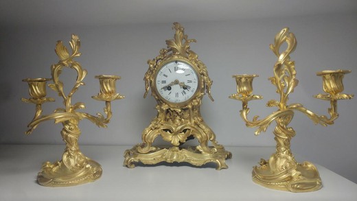 антикварные каминные часы и парные канделябры в стиле людовика 15 из золоченой бронзы