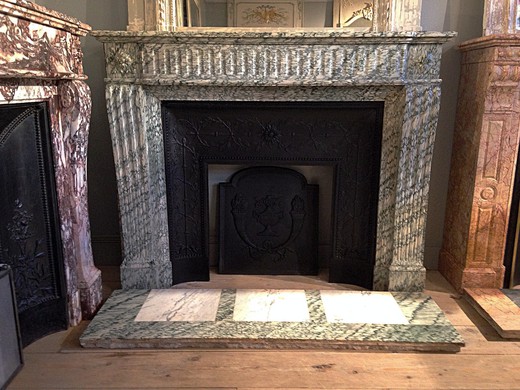 антикварный каминный портал из мрамора с чугунной вставкой и напольной плитой в стиле людовик 16