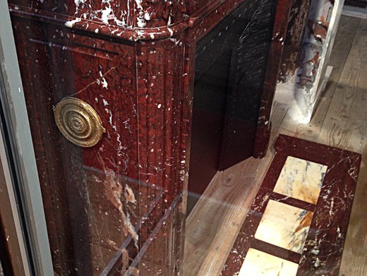 антикварный магазин мраморных каминных порталов с чугунной вставкой в стиле людовик 16