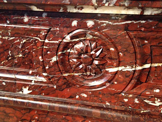винтажный каминный портал из красного мрамора Rouge Griotte с чугунной вставкой  напольной плитой