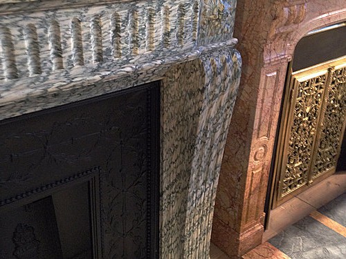 старинный каминный портал из мрамора с чугунной вставкой и напольной плитой в стиле людовик 16