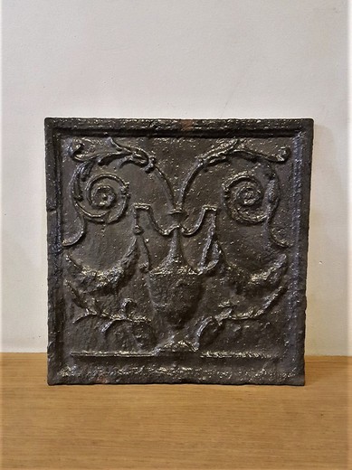 антикварная каминная чугунная плита из чугуна 19 века