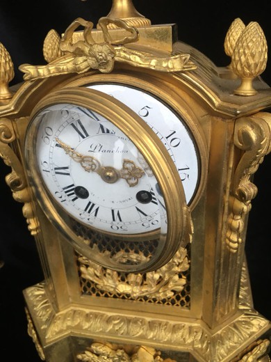 Антикварные часы с канделябрами