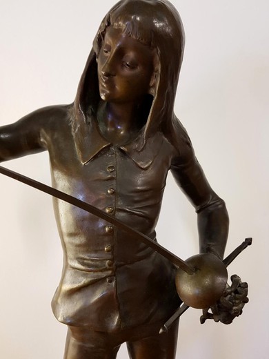 Антикварная скульптура «Юноша со шпагой»