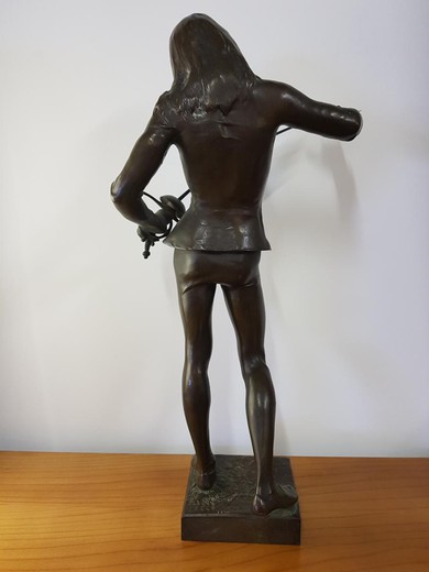 Антикварная скульптура «Юноша со шпагой»