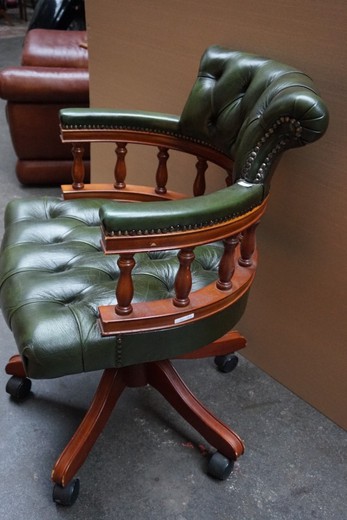 Антикварное кресло Честерфилд