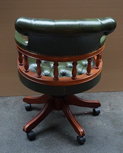 Антикварное кресло Честерфилд