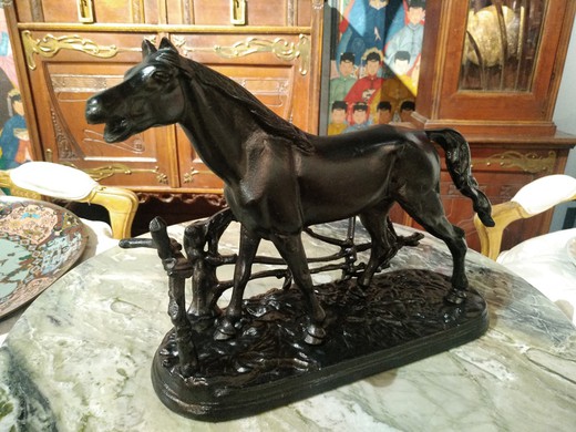 Скульптура «Лошадь у изгороди»