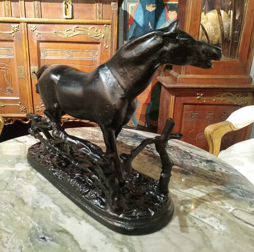 Скульптура «Лошадь у изгороди»
