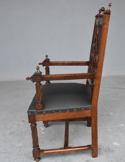 Антикварный готический стул