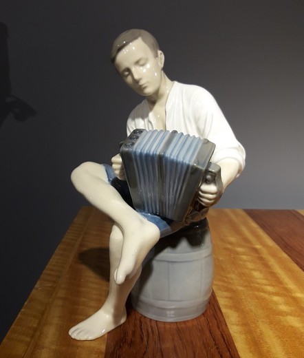 Антикварная статуэтка "Юноша с аккордеоном"