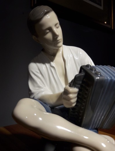 Антикварная статуэтка "Юноша с аккордеоном"