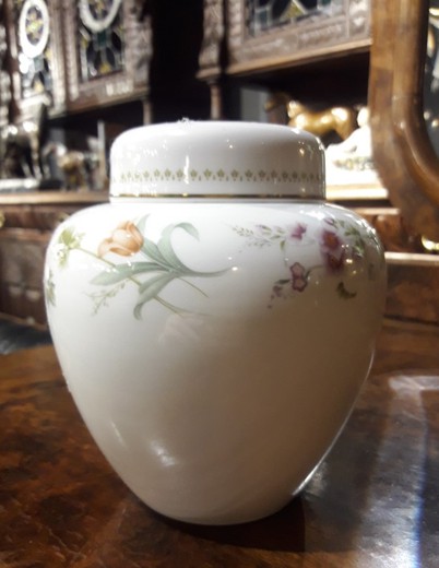 Vintage tea can by Wedgewood