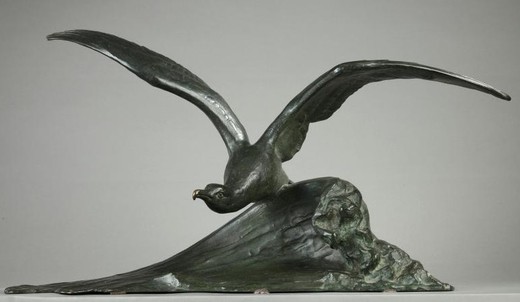 Антикварная скульптура "Полет чайки"