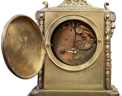 Антикварные часы и парные подсвечники