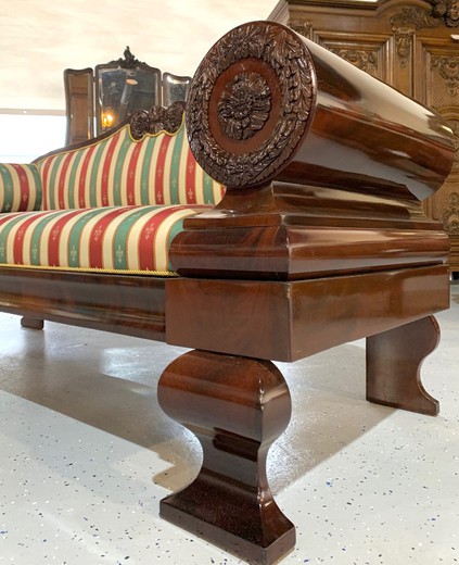 Антикварный диван в стиле Бидермайер