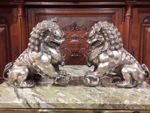 Два антикварных льва Китайской культуры