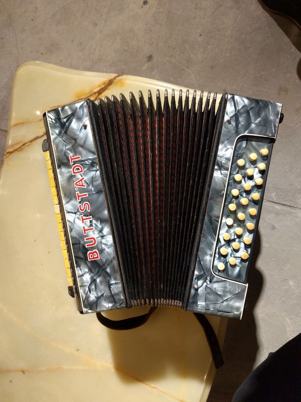 Немецкая гармошка. Немецкая гармошка. Гармонь hohner трофейная. Немецкая гармошка. Немецкая гармошка.