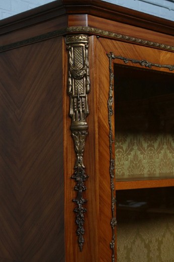 старинный шкаф в стиле рококо