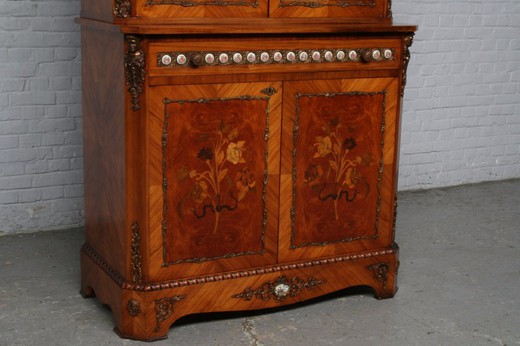 старинный шкаф в стиле рококо