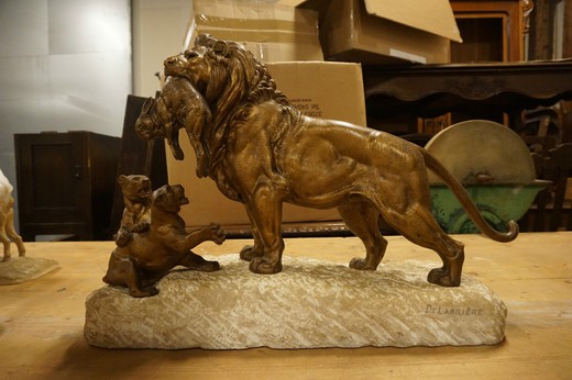 антикварная скульптура лев с добычей из бронзы и камня