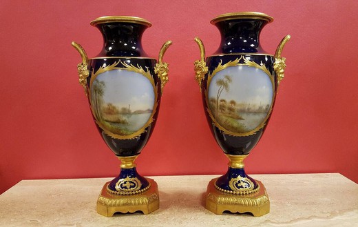антикварные парные вазы в стиле рококо из фарфора с золоченой бронзой севрская фарфоровая мануфактура