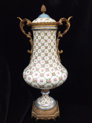 старинная ваза  Севрской фарфоровой мануфактуры в стиле людовика XV из фарфора и бронзы купить в Москве