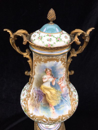 антикварная ваза  Севрской фарфоровой мануфактуры в стиле людовика XV из фарфора и бронзы купить в Москве
