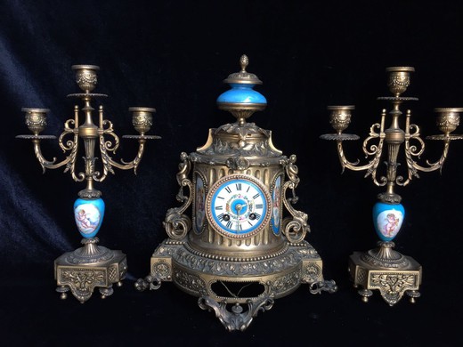 антикварные часы и парные канделябры в стиле Людовика XV из фарфора и бронзы