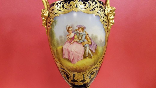 старинные парные вазы в стиле рококо из фарфора с золоченой бронзой севрская фарфоровая мануфактура