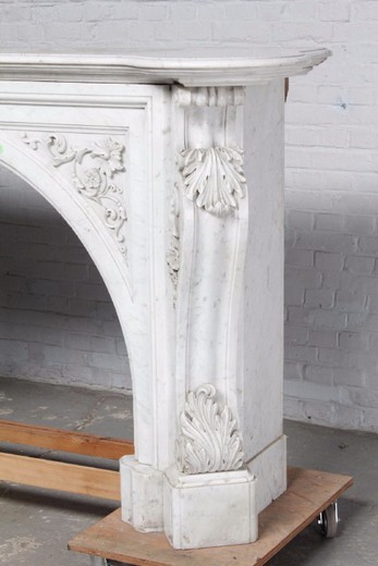 антикварная галерея каминов предметов декора и интерьера в стиле людовика XV из мрамора