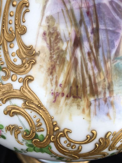 винтажная ваза  Севрской фарфоровой мануфактуры в стиле людовика XV из фарфора и бронзы купить в Москве