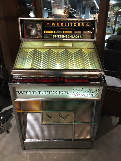 Винтажный музыкальный аппарат Wurlitzer 2700