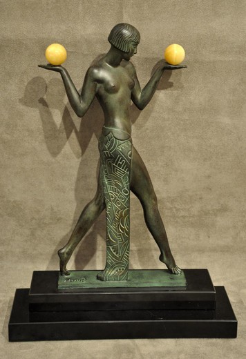 Антикварная скульптура «Танцовщица с шарами»