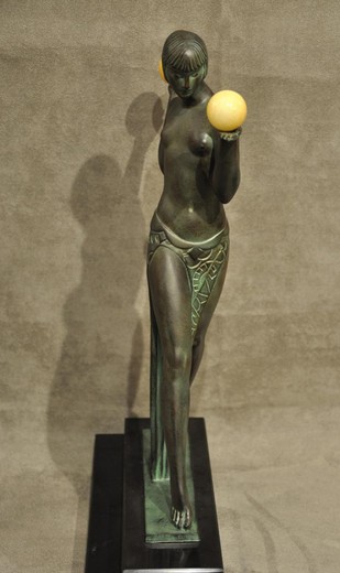 Антикварная скульптура «Танцовщица с шарами»