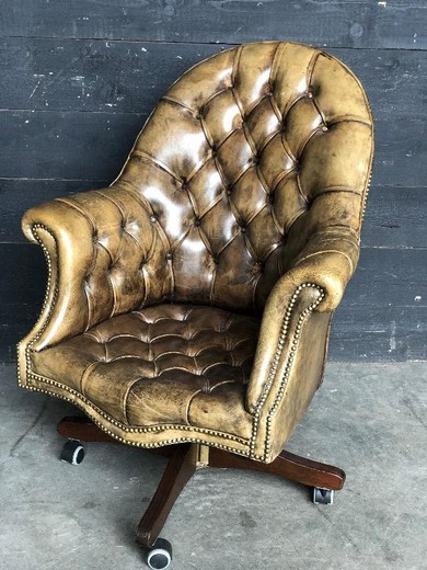 Антикварное кожаное кресло для офиса