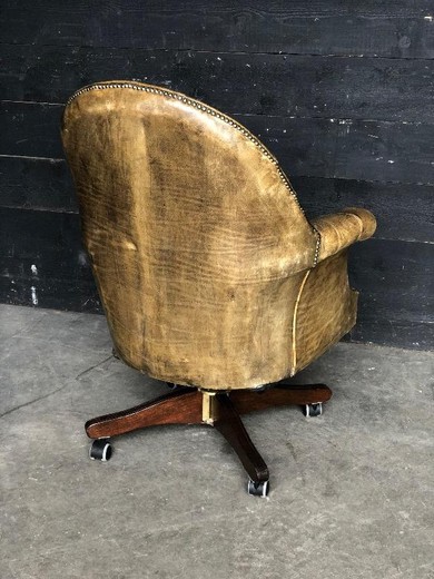 Антикварное кожаное кресло для офиса