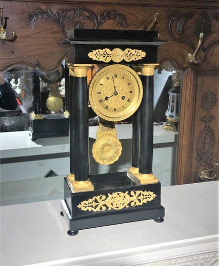 Антикварные часы-портик