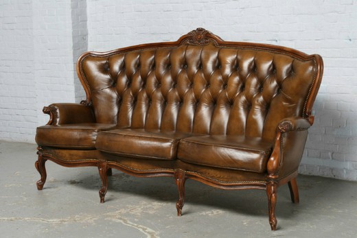 Антикварный диван в стиле рококо