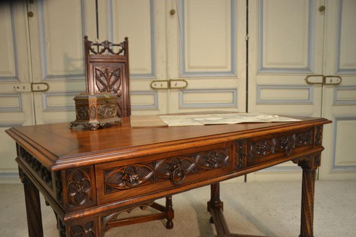 Антикварный письменный стол и кресло