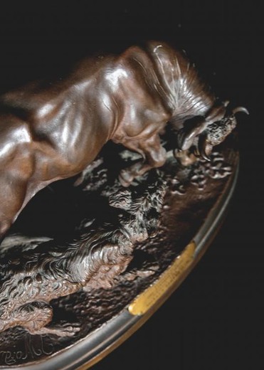 Антикварная скульптура «Бык и собака»