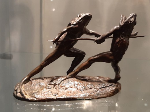 Антикварная скульптура «Дуэль лягушек»