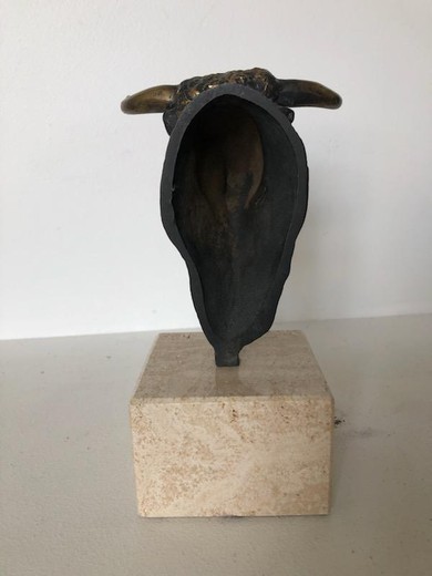 Антикварная скульптура "Голова быка"