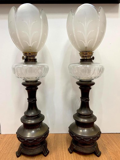 Antique twin kerosene lamps