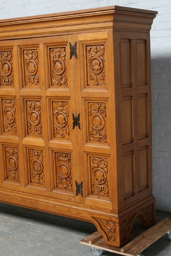 Антикварный кабинет во фламандском стиле