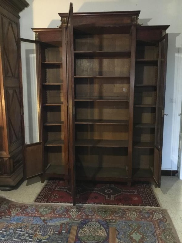 Антикварный книжный шкаф