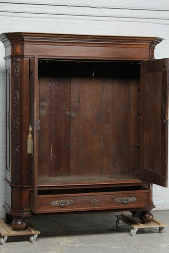 Антикварный платяной шкаф в стиле ренессанс