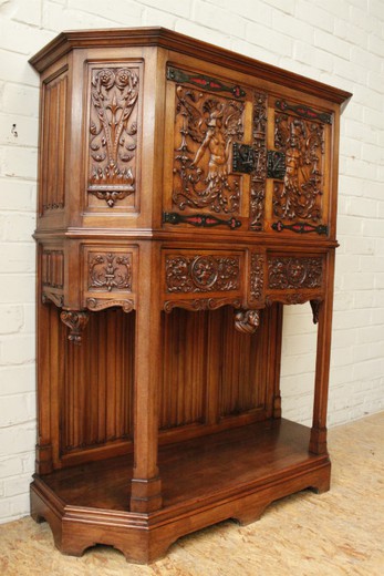 Старинный шкаф для кабинета