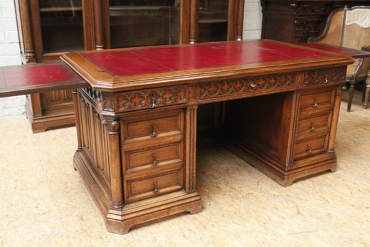 Письменный стол в готическом стиле