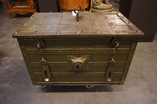 антикварный чугунный ящик 18 век